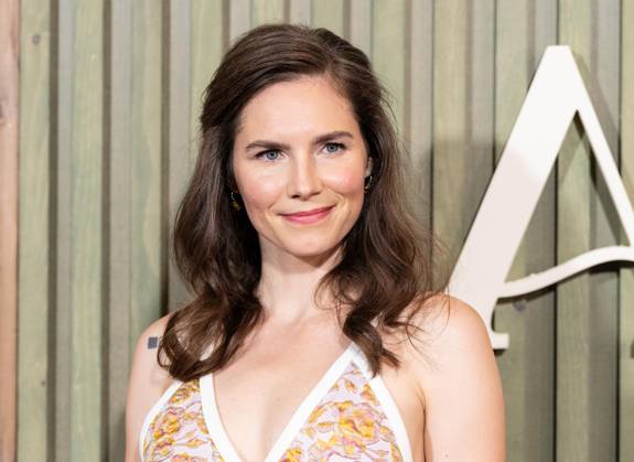 August 19, 2025, Bronx, New York, USA: Amanda Knox wearing dress by Giambattista Valli attends premiere by HULU of The twisted tail of Amanda Knox at Historical Society in New York, NY on August 19, 2025 Bronx USA - ZUMAr339 20250819_znp_r339_005 Copyright: xLevxRadinx
