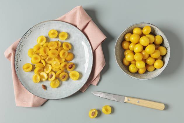 IMAGO Creative, Jahreszeit Sommer, Food, Pflaume Mirabelle plums cut and whole with knife in studio setting, EVGF04518