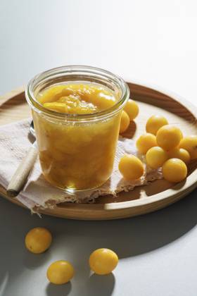 IMAGO Creative, Jahreszeit Sommer, Food, Pflaume Glass jar of homemade mirabelle plum compote with fresh yellow plums, EVGF04519