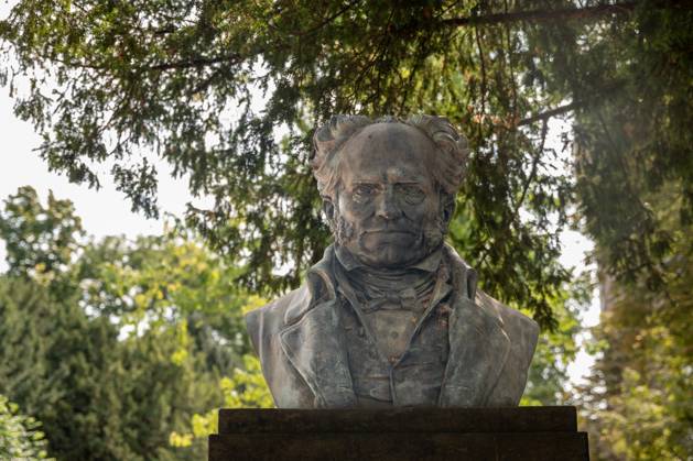 Arthur Schopenhauer monument in Frankfurt 27 08 25, Frankfurt symbol photo, illustration picture, symbol image, illustration photo, everyday scene Bust of the philosopher Arthur Schopenhauer in Frankfurt am Main The bronze statue shows the famous German thinker of the 19th century outdoors, surrounded by Copyright: xThorstenxWagnerx