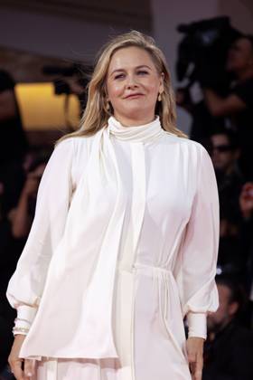 Bugonia Red Carpet - The 82nd Venice International Film Festival Alicia Silverstone attends the Bugonia red carpet during the 82nd Venice International Film Festival on August 28, 2025 in Venice, Italy. Copyright: xKazukoxWakayamax