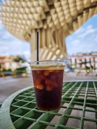 IMAGO Creative, Food, Trend, Iced Coffee Iced coffee sits on a green table, offering refreshment in the shade beneath Las Setas in Seville. A perfect way to cool off. Spain Copyright: xFelipexRodriguezx xVWPicsx FROD-AUG25-170