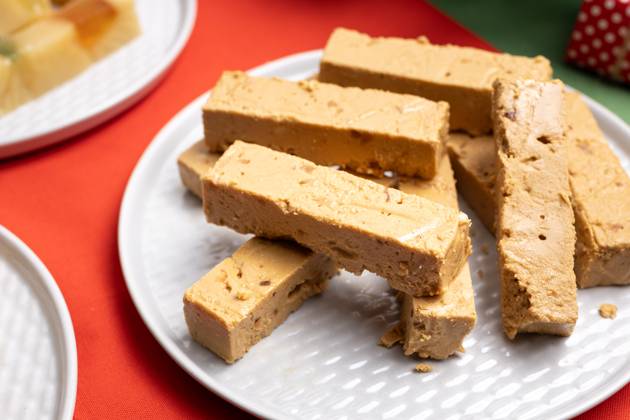 Nahaufnahme eines Tellers mit weichem Nougat oder Jijona turron, serviert auf einer Weihnachtstafel. Eine traditionelle spanische Süßigkeit Close-up of a plate with soft nougat or Jijona turron, served on a Christmas table. A traditional Spanish sweet (License=RF) Copyright: xZoonar.com AndresxVictorerox 23916405
