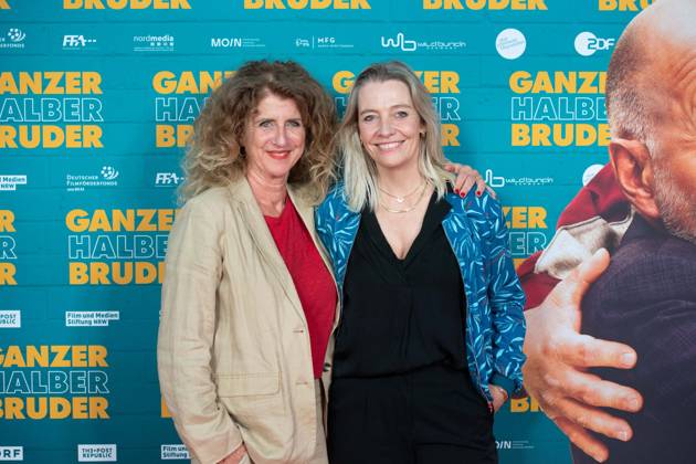 f l Julia SCHMITT, actress, Antje MAIRICH, actress, red carpet, red carpet show, arrival, film premiere GANZER HALBER BRUDER on 15 09 2025 at the Cinedom cinema in Cologne,