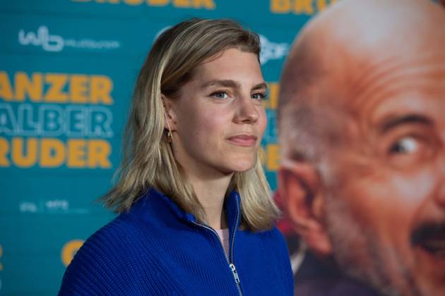 Bettine Langehein, actress, red carpet, red carpet show, arrival, arrival, film premiere GANZER HALBER BRUDER on 15 09 2025 at the Cinedom cinema in Cologne,