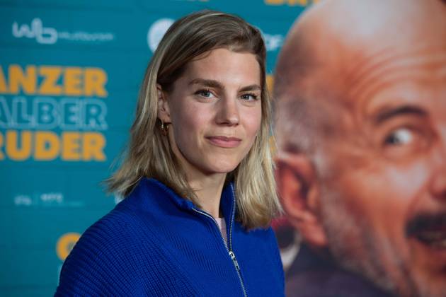 Bettine Langehein, actress, red carpet, red carpet show, arrival, arrival, film premiere GANZER HALBER BRUDER on 15 09 2025 at the Cinedom cinema in Cologne,