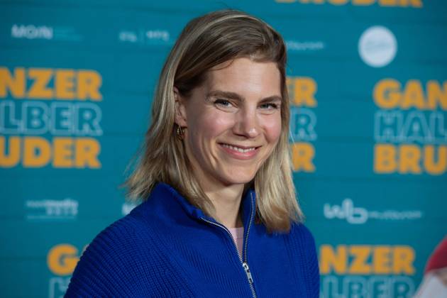 Bettine Langehein, actress, red carpet, red carpet show, arrival, arrival, film premiere GANZER HALBER BRUDER on 15 09 2025 at the Cinedom cinema in Cologne,