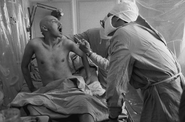 American doctor Robert Gale 1165717 15.08.1986 Victim of the Chernobyl accident (April 26, 1986) being treated in the 6th hospital of the USSR Ministry of Health. Vladimir Vyatkin Sputnik Moscow Russia  Copyright: xVladimirxVyatkinx