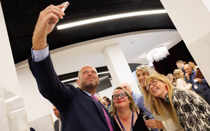 Minister of Defence and Foreign Trade Theo Francken poses for a selfie at a press briefing on the Belgian economic mission to USA West Coast, in Brussels, Tuesday 16 September 2025. The mission to the USA will take place from 4 to 12 October 2025. BENOITxDOPPAGNE 134495123