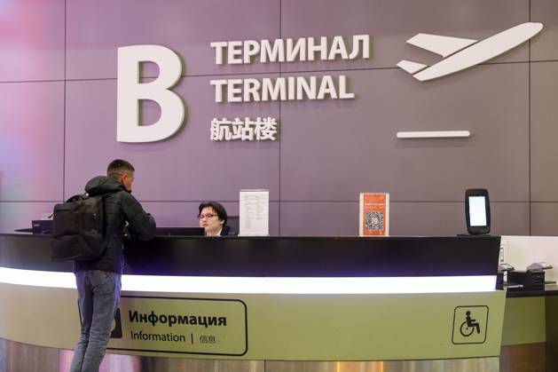 RUSSIA, MOSCOW REGION - SEPTEMBER 17, 2025: A man approaches an information desk at Sheremetyevo International Airport Russia - ZUMAt113 20250917_zaa_t113_078 Copyright: xSofyaxSandurskayax