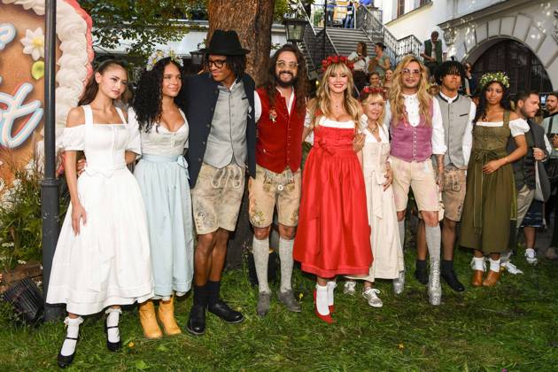 abb Leni Klum Kayla Betulis girlfriend of Henry , Henry Samuel Tom Kaulitz Heidi Klum mother Erna Klum Bill Kaulitz Samuel and Lou Samuel The Klum family as guests in traditional costume at Heidifest 2025 by Heidi Klum the pre Oktoberfest event by Pro 7 at the Munich Hofbraeuhaus on 18 09 2025 in Munich
