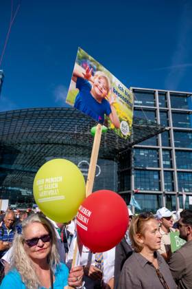 Zahlreiche Abtreibungsgegner haben am Samstag (20.09.2025) in Berlin an einem Marsch fuer das Leben teilgenommen. (Foto re.: Beatrix von Storch, AfD) Initiator war der Bundesverband Lebensrecht. Ein Polizeisprecher sprach am Nachmittag von rund 2.500 Teilnehmerinnen und Teilnehmern. Start und Endpunkt war der Hauptbahnhof. Bei zwei Gegenveranstaltungen im Berliner Regierungsviertel forderten mehrere Hundert Menschen unter anderem eine Entkriminalisierung von Schwangerschaftsabbruechen. Bei der vom Bundesverband Lebensrecht initiierten Demonstration hiess es auf Plakaten unter anderem Abtreibung ist Unrecht , No Children - no Future , Menschenwuerde kennt kein Alter und Inklusion beginnt vor der Geburt . Unterstuetzt wurden sie von ei Copyright: epd-bild RolfxZoellner epd-Marsch_fuers_Leben9-kopieren