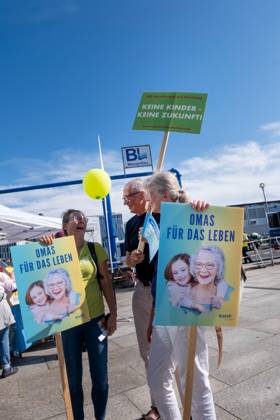 Zahlreiche Abtreibungsgegner haben am Samstag (20.09.2025) in Berlin an einem Marsch fuer das Leben teilgenommen. Initiator war der Bundesverband Lebensrecht. Ein Polizeisprecher sprach am Nachmittag von rund 2.500 Teilnehmerinnen und Teilnehmern. Start und Endpunkt war der Hauptbahnhof. Bei zwei Gegenveranstaltungen im Berliner Regierungsviertel forderten mehrere Hundert Menschen unter anderem eine Entkriminalisierung von Schwangerschaftsabbruechen. Bei der vom Bundesverband Lebensrecht initiierten Demonstration hiess es auf Plakaten unter anderem Abtreibung ist Unrecht , No Children - no Future , Menschenwuerde kennt kein Alter und Inklusion beginnt vor der Geburt . Unterstuetzt wurden sie von einigen katholischen Bischoefen.(Siehe Copyright: epd-bild RolfxZoellner _DSF4901