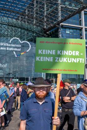 Zahlreiche Abtreibungsgegner haben am Samstag (20.09.2025) in Berlin an einem Marsch fuer das Leben teilgenommen. Initiator war der Bundesverband Lebensrecht. Ein Polizeisprecher sprach am Nachmittag von rund 2.500 Teilnehmerinnen und Teilnehmern. Start und Endpunkt war der Hauptbahnhof. Bei zwei Gegenveranstaltungen im Berliner Regierungsviertel forderten mehrere Hundert Menschen unter anderem eine Entkriminalisierung von Schwangerschaftsabbruechen. Bei der vom Bundesverband Lebensrecht initiierten Demonstration hiess es auf Plakaten unter anderem Abtreibung ist Unrecht , No Children - no Future , Menschenwuerde kennt kein Alter und Inklusion beginnt vor der Geburt . Unterstuetzt wurden sie von einigen katholischen Bischoefen.(Siehe Copyright: epd-bild RolfxZoellner _DSF5066