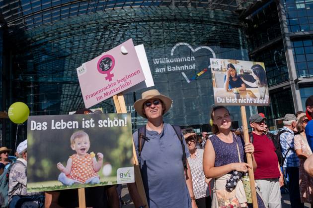 Zahlreiche Abtreibungsgegner haben am Samstag (20.09.2025) in Berlin an einem Marsch fuer das Leben teilgenommen. Initiator war der Bundesverband Lebensrecht. Ein Polizeisprecher sprach am Nachmittag von rund 2.500 Teilnehmerinnen und Teilnehmern. Start und Endpunkt war der Hauptbahnhof. Bei zwei Gegenveranstaltungen im Berliner Regierungsviertel forderten mehrere Hundert Menschen unter anderem eine Entkriminalisierung von Schwangerschaftsabbruechen. Bei der vom Bundesverband Lebensrecht initiierten Demonstration hiess es auf Plakaten unter anderem Abtreibung ist Unrecht , No Children - no Future , Menschenwuerde kennt kein Alter und Inklusion beginnt vor der Geburt . Unterstuetzt wurden sie von einigen katholischen Bischoefen.(Siehe Copyright: epd-bild RolfxZoellner epd-Marsch_fuers_Leben10-kopieren