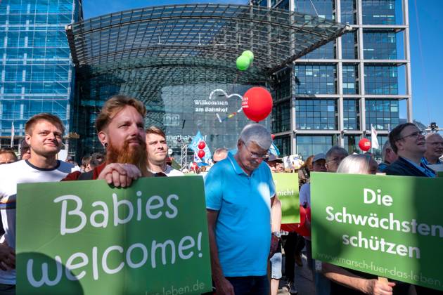 Zahlreiche Abtreibungsgegner haben am Samstag (20.09.2025) in Berlin an einem Marsch fuer das Leben teilgenommen. Initiator war der Bundesverband Lebensrecht. Ein Polizeisprecher sprach am Nachmittag von rund 2.500 Teilnehmerinnen und Teilnehmern. Start und Endpunkt war der Hauptbahnhof. Bei zwei Gegenveranstaltungen im Berliner Regierungsviertel forderten mehrere Hundert Menschen unter anderem eine Entkriminalisierung von Schwangerschaftsabbruechen. Bei der vom Bundesverband Lebensrecht initiierten Demonstration hiess es auf Plakaten unter anderem Abtreibung ist Unrecht , No Children - no Future , Menschenwuerde kennt kein Alter und Inklusion beginnt vor der Geburt . Unterstuetzt wurden sie von einigen katholischen Bischoefen.(Siehe Copyright: epd-bild RolfxZoellner epd-Marsch_fuers_Leben11-kopieren