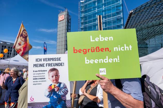 Zahlreiche Abtreibungsgegner haben am Samstag (20.09.2025) in Berlin an einem Marsch fuer das Leben teilgenommen. Initiator war der Bundesverband Lebensrecht. Ein Polizeisprecher sprach am Nachmittag von rund 2.500 Teilnehmerinnen und Teilnehmern. Start und Endpunkt war der Hauptbahnhof. Bei zwei Gegenveranstaltungen im Berliner Regierungsviertel forderten mehrere Hundert Menschen unter anderem eine Entkriminalisierung von Schwangerschaftsabbruechen. Bei der vom Bundesverband Lebensrecht initiierten Demonstration hiess es auf Plakaten unter anderem Abtreibung ist Unrecht , No Children - no Future , Menschenwuerde kennt kein Alter und Inklusion beginnt vor der Geburt . Unterstuetzt wurden sie von einigen katholischen Bischoefen.(Siehe Copyright: epd-bild RolfxZoellner epd-Marsch_fuers_Leben12-kopieren