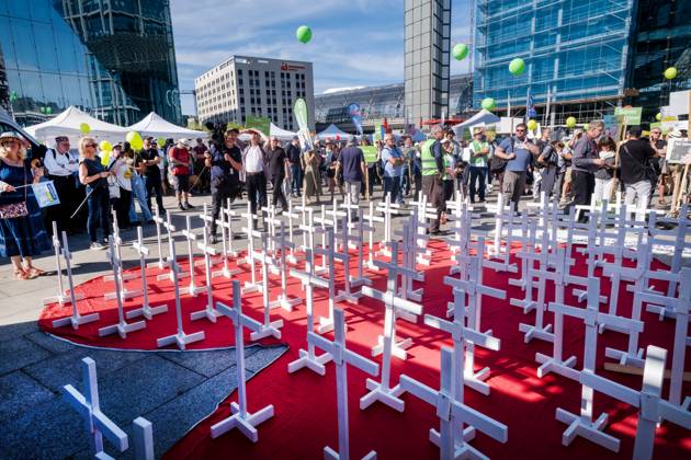 Zahlreiche Abtreibungsgegner haben am Samstag (20.09.2025) in Berlin an einem Marsch fuer das Leben teilgenommen. Initiator war der Bundesverband Lebensrecht. Ein Polizeisprecher sprach am Nachmittag von rund 2.500 Teilnehmerinnen und Teilnehmern. Start und Endpunkt war der Hauptbahnhof. Bei zwei Gegenveranstaltungen im Berliner Regierungsviertel forderten mehrere Hundert Menschen unter anderem eine Entkriminalisierung von Schwangerschaftsabbruechen. Bei der vom Bundesverband Lebensrecht initiierten Demonstration hiess es auf Plakaten unter anderem Abtreibung ist Unrecht , No Children - no Future , Menschenwuerde kennt kein Alter und Inklusion beginnt vor der Geburt . Unterstuetzt wurden sie von einigen katholischen Bischoefen.(Siehe Copyright: epd-bild RolfxZoellner epd-Marsch_fuers_Leben13-kopieren