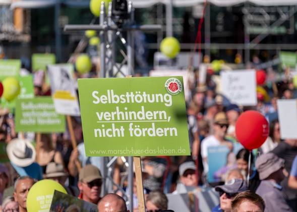 Zahlreiche Abtreibungsgegner haben am Samstag (20.09.2025) in Berlin an einem Marsch fuer das Leben teilgenommen. Initiator war der Bundesverband Lebensrecht. Ein Polizeisprecher sprach am Nachmittag von rund 2.500 Teilnehmerinnen und Teilnehmern. Start und Endpunkt war der Hauptbahnhof. Bei zwei Gegenveranstaltungen im Berliner Regierungsviertel forderten mehrere Hundert Menschen unter anderem eine Entkriminalisierung von Schwangerschaftsabbruechen. Bei der vom Bundesverband Lebensrecht initiierten Demonstration hiess es auf Plakaten unter anderem Abtreibung ist Unrecht , No Children - no Future , Menschenwuerde kennt kein Alter und Inklusion beginnt vor der Geburt . Unterstuetzt wurden sie von einigen katholischen Bischoefen.(Siehe Copyright: epd-bild RolfxZoellner epd-Marsch_fuers_Leben14-kopieren