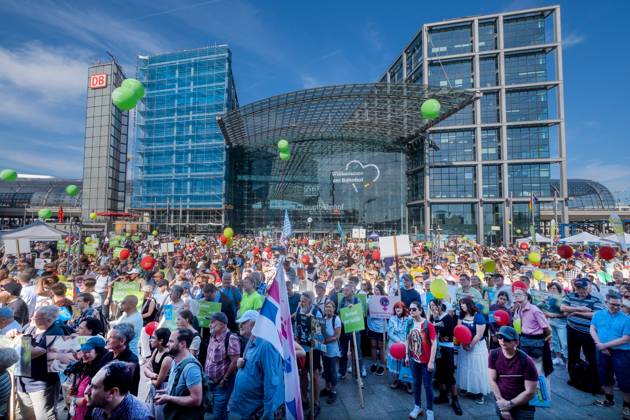 Zahlreiche Abtreibungsgegner haben am Samstag (20.09.2025) in Berlin an einem Marsch fuer das Leben teilgenommen. Initiator war der Bundesverband Lebensrecht. Ein Polizeisprecher sprach am Nachmittag von rund 2.500 Teilnehmerinnen und Teilnehmern. Start und Endpunkt war der Hauptbahnhof. Bei zwei Gegenveranstaltungen im Berliner Regierungsviertel forderten mehrere Hundert Menschen unter anderem eine Entkriminalisierung von Schwangerschaftsabbruechen. Bei der vom Bundesverband Lebensrecht initiierten Demonstration hiess es auf Plakaten unter anderem Abtreibung ist Unrecht , No Children - no Future , Menschenwuerde kennt kein Alter und Inklusion beginnt vor der Geburt . Unterstuetzt wurden sie von einigen katholischen Bischoefen.(Siehe Copyright: epd-bild RolfxZoellner _DSF0541