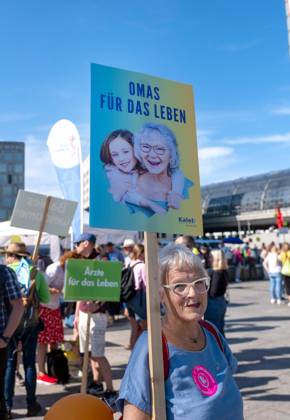 Zahlreiche Abtreibungsgegner haben am Samstag (20.09.2025) in Berlin an einem Marsch fuer das Leben teilgenommen. Initiator war der Bundesverband Lebensrecht. Ein Polizeisprecher sprach am Nachmittag von rund 2.500 Teilnehmerinnen und Teilnehmern. Start und Endpunkt war der Hauptbahnhof. Bei zwei Gegenveranstaltungen im Berliner Regierungsviertel forderten mehrere Hundert Menschen unter anderem eine Entkriminalisierung von Schwangerschaftsabbruechen. Bei der vom Bundesverband Lebensrecht initiierten Demonstration hiess es auf Plakaten unter anderem Abtreibung ist Unrecht , No Children - no Future , Menschenwuerde kennt kein Alter und Inklusion beginnt vor der Geburt . Unterstuetzt wurden sie von einigen katholischen Bischoefen.(Siehe Copyright: epd-bild RolfxZoellner _DSF4950