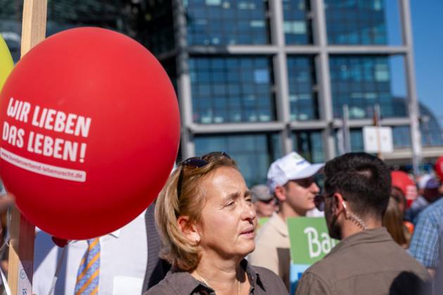 Zahlreiche Abtreibungsgegner haben am Samstag (20.09.2025) in Berlin an einem Marsch fuer das Leben teilgenommen. (Foto: Beatrix von Storch, AfD) Initiator war der Bundesverband Lebensrecht. Ein Polizeisprecher sprach am Nachmittag von rund 2.500 Teilnehmerinnen und Teilnehmern. Start und Endpunkt war der Hauptbahnhof. Bei zwei Gegenveranstaltungen im Berliner Regierungsviertel forderten mehrere Hundert Menschen unter anderem eine Entkriminalisierung von Schwangerschaftsabbruechen. Bei der vom Bundesverband Lebensrecht initiierten Demonstration hiess es auf Plakaten unter anderem Abtreibung ist Unrecht , No Children - no Future , Menschenwuerde kennt kein Alter und Inklusion beginnt vor der Geburt . Unterstuetzt wurden sie von einige Copyright: epd-bild RolfxZoellner _DSF5029