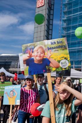 Zahlreiche Abtreibungsgegner haben am Samstag (20.09.2025) in Berlin an einem Marsch fuer das Leben teilgenommen. Initiator war der Bundesverband Lebensrecht. Ein Polizeisprecher sprach am Nachmittag von rund 2.500 Teilnehmerinnen und Teilnehmern. Start und Endpunkt war der Hauptbahnhof. Bei zwei Gegenveranstaltungen im Berliner Regierungsviertel forderten mehrere Hundert Menschen unter anderem eine Entkriminalisierung von Schwangerschaftsabbruechen. Bei der vom Bundesverband Lebensrecht initiierten Demonstration hiess es auf Plakaten unter anderem Abtreibung ist Unrecht , No Children - no Future , Menschenwuerde kennt kein Alter und Inklusion beginnt vor der Geburt . Unterstuetzt wurden sie von einigen katholischen Bischoefen.(Siehe Copyright: epd-bild RolfxZoellner _DSF5056