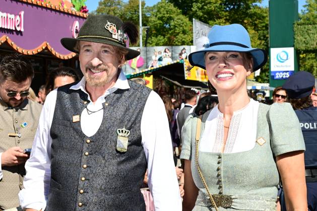 Oktoberfest Thomas Gottschalk and Karina Mroß in front of the Marstall at the Wiesn entry of the breweries and festival hosts for the opening of the 190 Oktoberfest on 20 09 2025 in Munich, Germany, Upper Bavaria Munich Theresienwiese Upper Bavaria Germany