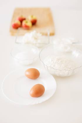 IMAGO Creative, Food, High Protein Frühstück Preparing ingredients for baking apple pie on white table Prague, Prague, Czechia R_UZFO250918-1834612-01