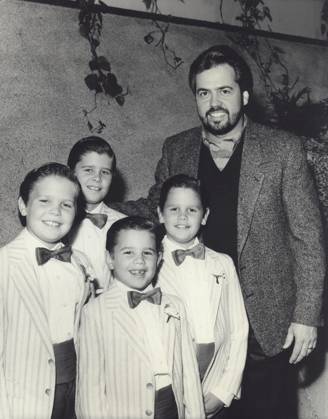 ALAN OSMOND ALAN OSMOND with sons Michael Douglas Nathan and David in London 1986. Copyright: xUppax
