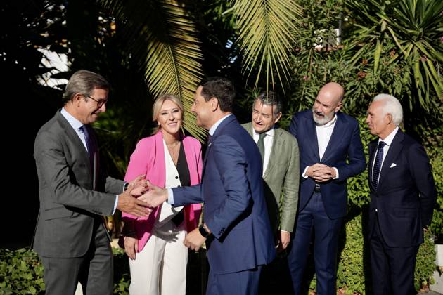 RECORD DATE NOT STATED The President of the Junta de Andalucia, Juanma Moreno c with the Minister of the Presidency, Interior, Social Dialogue and Administrative Simplification of the Junta de Andalucia, Antonio Sanz 3d the Minister of Industry, Energy and Mines, Jorge Paradela 1i the Minister of Economy, Finance and European Funds and Government Spokesperson, Carolina Espana 2i the Director of El Confidencial, Nacho Caldero 2d the President of El Confidencial, JosÃ Antonio Sanchez 1d at the VII Foro Andalucia Investors Day de El Confidencial A 23 de septiembre de 2025, en Sevilla Andalucia, Spain The president of the Junta de Andalucia, Juanma Moreno, speaks at the VII Foro Andalucia Investors Day de El Confidencial 23 SEPTEMBER 2025 Maria JosÃpez Europa Press  6975288