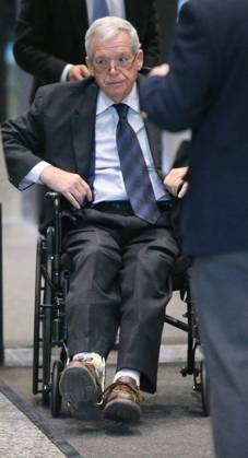 Dennis Hastert sentencing: Alleged victim says he was stunned by abuse episode April 27, 2016 - Chicago, IL, USA - Former House Speaker Dennis Hastert arrives in a wheelchair for his sentencing on April 27, 2016 at the Dirksen U.S. Courthouse in Chicago. Copyright: xAntonioxPerezx