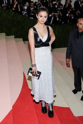 Metropolitan Museum of Art Costume Institute Gala: Manus x Machina: Fashion in the Age of Technology May 2, 2016 - New York, NY, United States - 02 May 2016 - New York, New York - Selena Gomez. Metropolitan Museum of Art Costume Institute Gala: Manus x Machina: Fashion in the Age of Technology. Photo Credit: Christopher Smith AdMedia Copyright: xChristopherxSmith Admediax