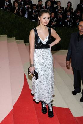 Metropolitan Museum of Art Costume Institute Gala: Manus x Machina: Fashion in the Age of Technology May 2, 2016 - New York, NY, United States - 02 May 2016 - New York, New York - Selena Gomez. Metropolitan Museum of Art Costume Institute Gala: Manus x Machina: Fashion in the Age of Technology. Photo Credit: Christopher Smith AdMedia Copyright: xChristopherxSmith Admediax