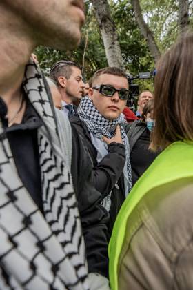 September 26, 2025, London, United Kingdom: Mo Chara of Belfast rap group Kneecap celebrates outside Woolwich Crown Court, having been acquitted of all charges. The 27 year old (real name Liam Og O hAnnaidh) was acquitted of all charges. Hundreds of Kneecap supporters and pro-Palestinian protesters were present to oppose the charge and to celebrate his acquittal. London United Kingdom - ZUMAs197 20250926_aaa_s197_214 Copyright: xLabxKyxMox