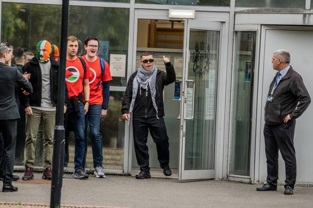 Entertainment Bilder des Tages September 26, 2025, London, United Kingdom: Mo Chara of Belfast rap group Kneecap emerges jubilant from Woolwich Crown Court having been acquitted of terror charges, flanked by fellow band members DJ Provai and Moglai Bap. The 27 year old (real name Liam Og O hAnnaidh) was acquitted of all charges. Hundreds of Kneecap supporters and pro-Palestinian protesters were present to oppose the charge and to celebrate his acquittal. London United Kingdom - ZUMAs197 20250926_aaa_s197_218 Copyright: xLabxKyxMox