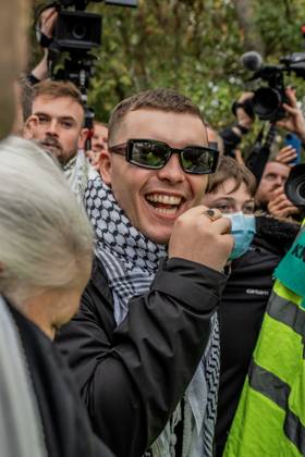 September 26, 2025, London, United Kingdom: Mo Chara of Belfast rap group Kneecap celebrates outside Woolwich Crown Court, having been acquitted of all charges. The 27 year old (real name Liam Og O hAnnaidh) was acquitted of all charges. Hundreds of Kneecap supporters and pro-Palestinian protesters were present to oppose the charge and to celebrate his acquittal. London United Kingdom - ZUMAs197 20250926_aaa_s197_222 Copyright: xLabxKyxMox