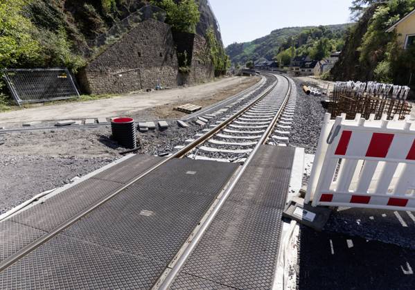 DEU , GERMANY After the flood disaster in July 2021 in the Ahr valley Deutsche Bahn AG is restoring the destroyed Ahr Valley train line , like here in Kreuzberg , 19 09 2025 DEU , GERMANY After the flood disaster in July 2021 in the Ahr valley Deutsche Bahn AG is restoring the destroyed Ahr Valley train line , like here in Kreuzberg , 19 09 2025