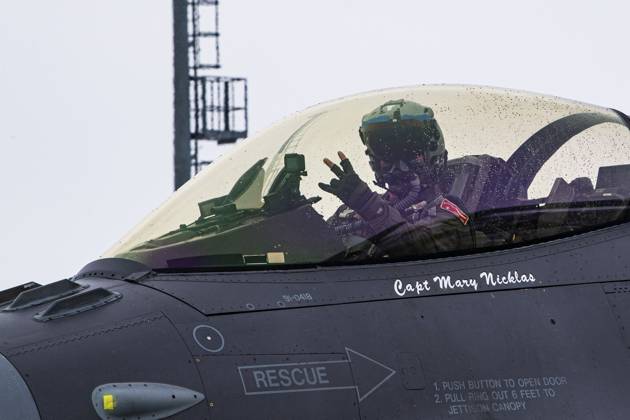 Russia Ukraine Conflict: Operation European Support March 1, 2022 - Fetesti, Romania - A U.S. Air Force F-16 Fighting Falcon pilot from the 480th Expeditionary Fighter Squadron at Spangdahlem Air Base, Germany, prepares to take off at the 86th Air Base, Romania, March 1, 2022. The ability to deploy air forces at short notice to host airbases or austere locations across NATO™s European area of responsibility is essential for timely and coordinated response for any contingency. Copyright: xU.S.xAirxForcex