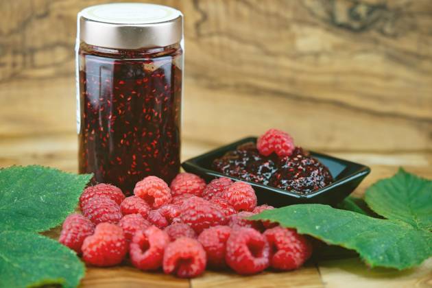 Raspberry Rubus idaeus , Raspberries and Homemade Himbeermarmelade in the Bowl and at Glass European Red raspberry Rubus idaeus , raspberries and selfmade raspberry Jam BLWS735111 Copyright: xblickwinkel Steidix