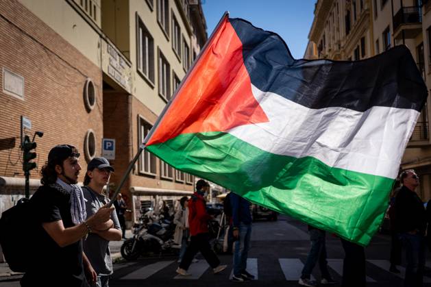 Pro-Palestinian demonstrators march along Rome s roads as they gather for a national general strike to protest against the situation in Gaza, in Rome, Italy, on 02 November 2025. Pro-Palestinian demonstrators march along Rome s roads as they gather for a national general strike to protest against the situation in Gaza two days after Israeli forces intercepted the Global Sumud Flotilla in the Mediterranean Sea, in Rome, Italy, on 02 November 2025., Credit:Stefano Costantino TTL Avalon Italy, Rome Copyright: xStefanoxCostantinoxTTLx xAvalonx 1043083798