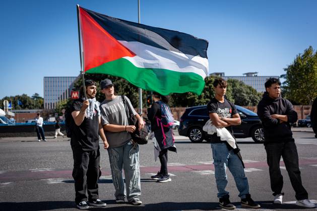 Pro-Palestinian demonstrators march along Rome s roads as they gather for a national general strike to protest against the situation in Gaza, in Rome, Italy, on 02 November 2025. Pro-Palestinian demonstrators march along Rome s roads as they gather for a national general strike to protest against the situation in Gaza two days after Israeli forces intercepted the Global Sumud Flotilla in the Mediterranean Sea, in Rome, Italy, on 02 November 2025., Credit:Stefano Costantino TTL Avalon Italy, Rome Copyright: xStefanoxCostantinoxTTLx xAvalonx 1043083808