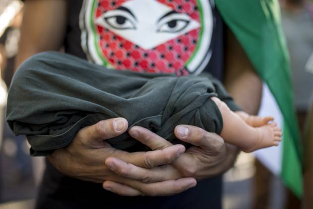 October 4, 2025, Madrid, Madrid, Spain: A protester holds a wrapped doll representing children killed in Palestine during a pro-Palestinian demonstration in central Madrid in solidarity with the Palestinian people in the face of Israeli attacks and condemning the interception by Israeli forces of the Global Sumud Flotilla ships. Madrid Spain - ZUMAs296 20251004_znp_s296_005 Copyright: xLuisxSotox