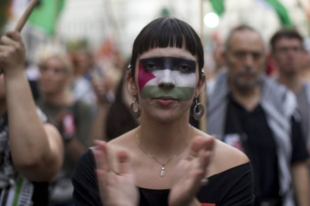 October 4, 2025, Madrid, Madrid, Spain: A protester with the Palestinian flag painted on her face applauds during a pro-Palestinian demonstration in central Madrid in solidarity with the Palestinian people in the face of Israeli attacks and condemning the interception by Israeli forces of the Global Sumud Flotilla ships. Madrid Spain - ZUMAs296 20251004_znp_s296_009 Copyright: xLuisxSotox