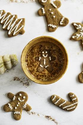 IMAGO Creative, Weihnachten, Food, Backen, Lebkuchen Festive hot chocolate with gingerbread man H?wera, Taranaki Region, New Zealand CR_LVBS251005-1848053-01