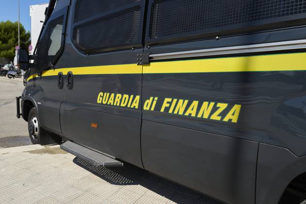 Italian Police Officers On Duty In Urban Area A close-up of an Italian Guardia di Finanza riot control van highlights law enforcement vehicles and public security operations in Bari, Italy, on September 22, 2025. Bari Italy Copyright: xMatteoxDellaxTorrex originalFilename: dellatorre-notitle250913_npdZP