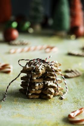 IMAGO Creative, Weihnachten, Food, Backen, Lebkuchen Festive stack of tree-shaped gingerbread cookies tied with string H?wera, Taranaki Region, New Zealand R_LVBS251005-1848050-01