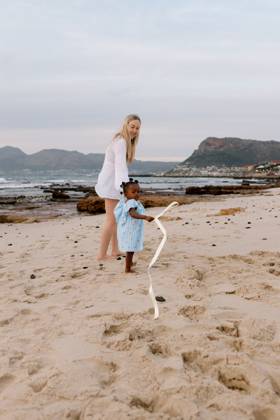 Mom and daughter walking on the beach at sunrise South Africa, Western Cape, Cape Town CR_YNJN251007A-1852190-01 ,model released, Symbolfoto