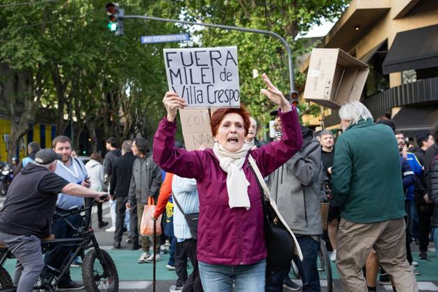 October 6, 2025, Buenos Aires, Buenos Aires, Argentina: A protester holds a sign during the launch of Argentine President Javier Mileiâ€⠢s new book at Movistar Arena in the Villa Crespo neighborhood. Buenos Aires Argentina - ZUMAp265 20251006_zip_p265_006 Copyright: xDelfinaxCorberaxPix