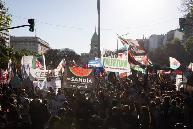 October 7, 2025, Buenos Aires, Buenos Aires, Argentina: People gather in front of the National Congress to march in support of a ceasefire on the second anniversary of the Hamas attack on Israel that triggered the war in Gaza. Buenos Aires Argentina - ZUMAp265 20251007_zip_p265_001 Copyright: xDelfinaxCorberaxPix